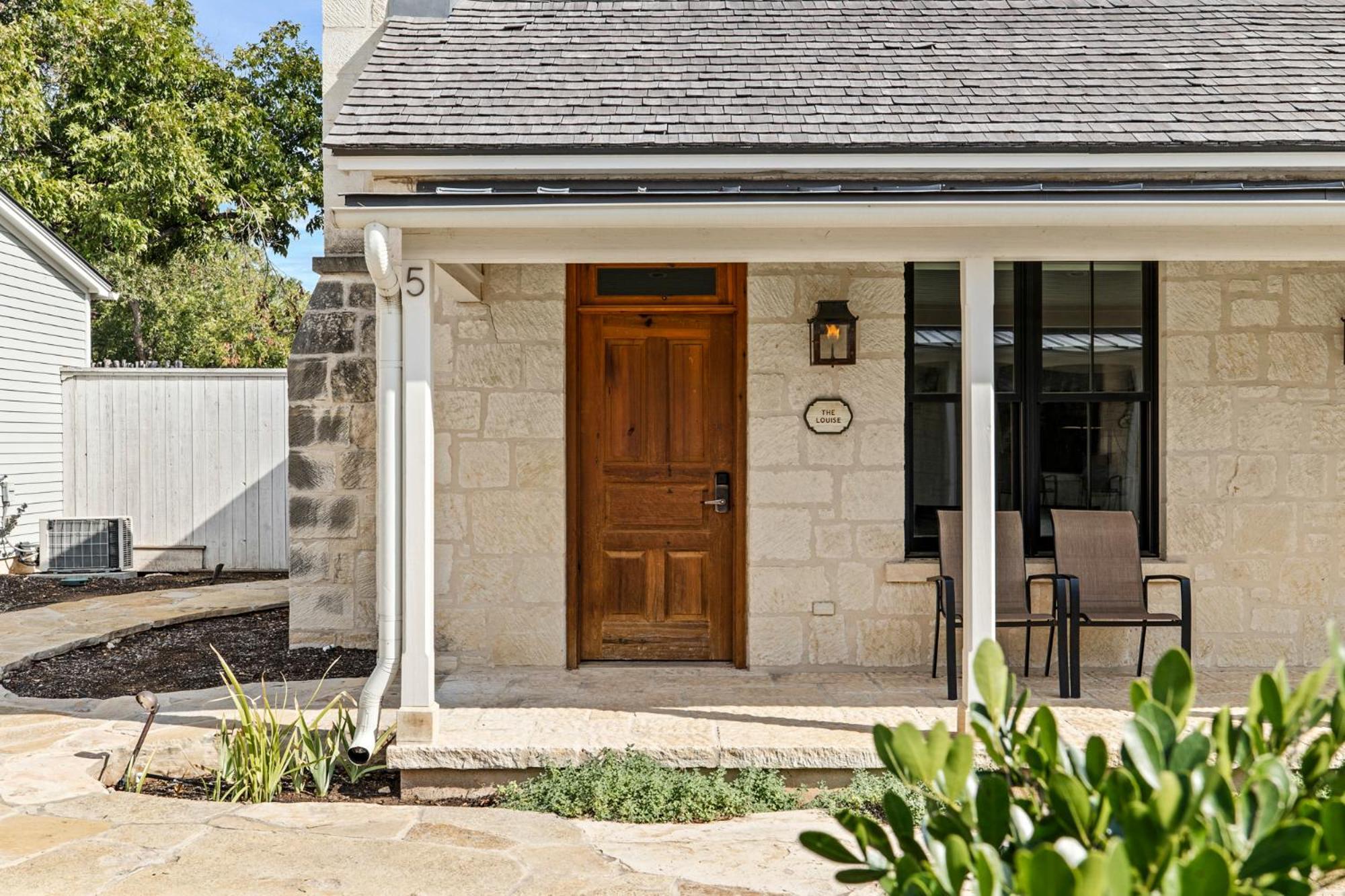 Blacksmith Quarters Fredericksburg Bagian luar foto
