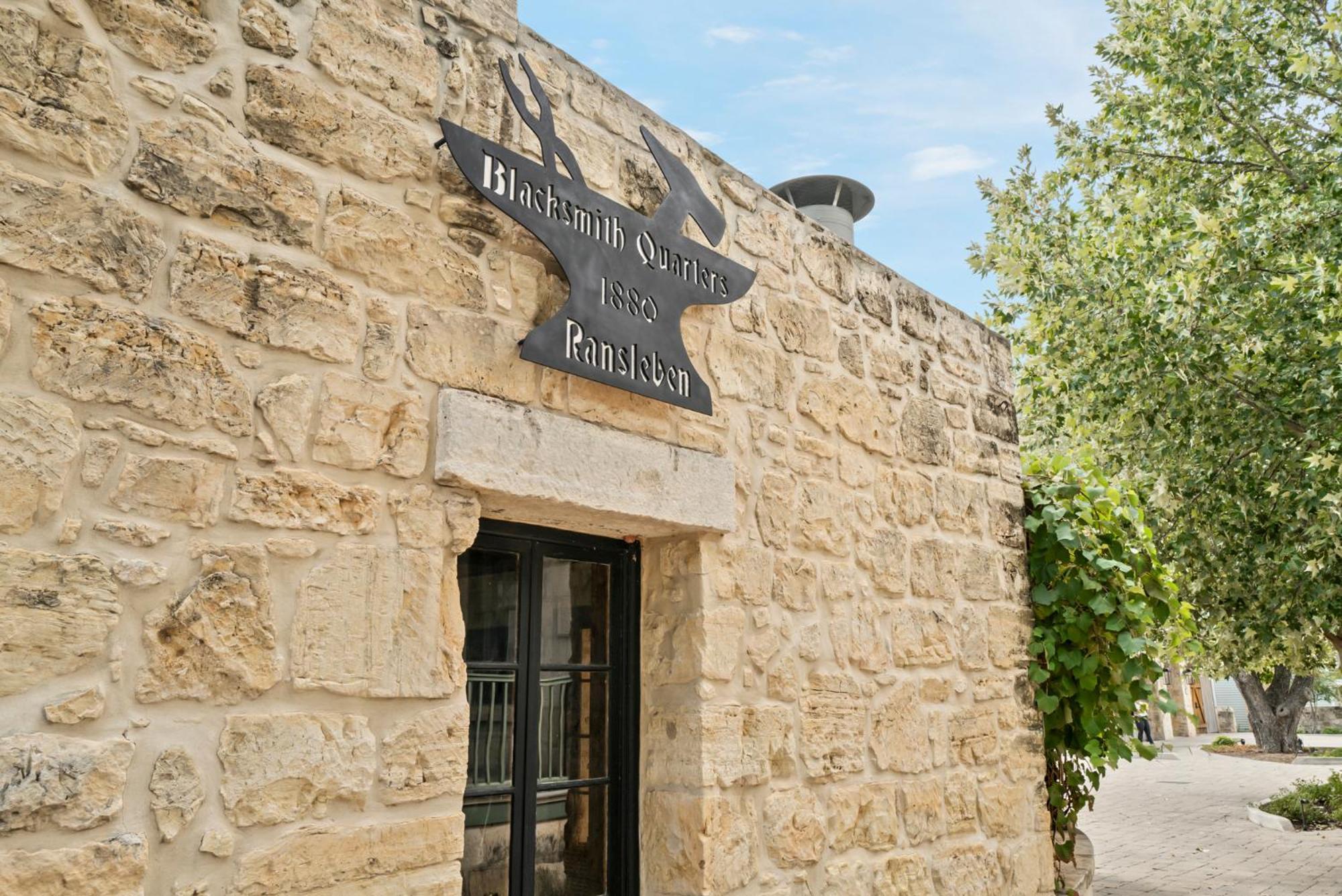 Blacksmith Quarters Fredericksburg Bagian luar foto