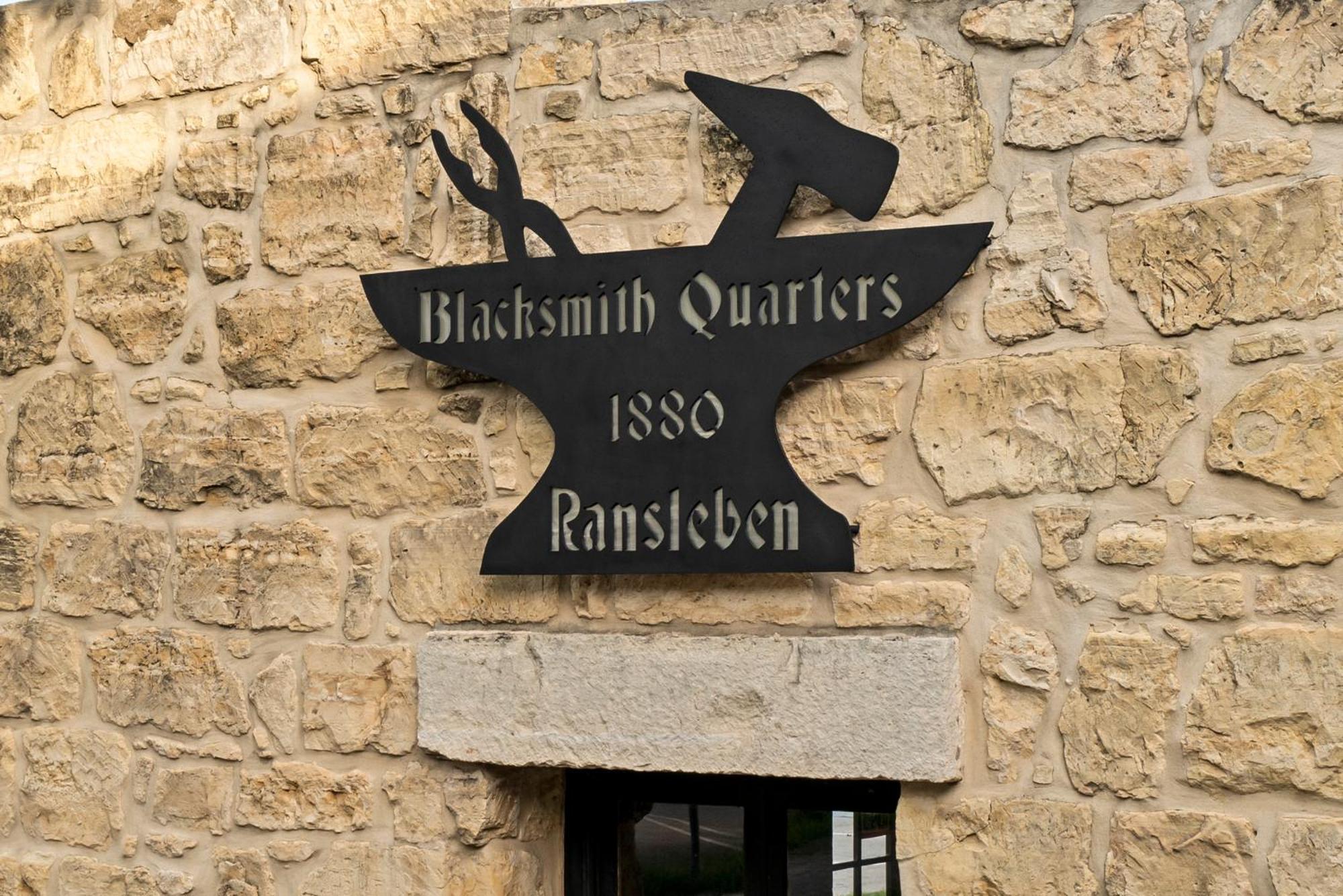 Blacksmith Quarters Fredericksburg Bagian luar foto